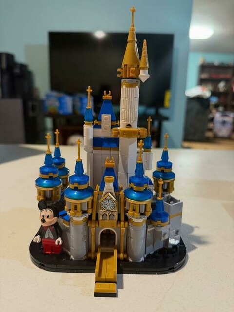 Mini Disney Castle 40478 | Disney™ | Buy online at the Official