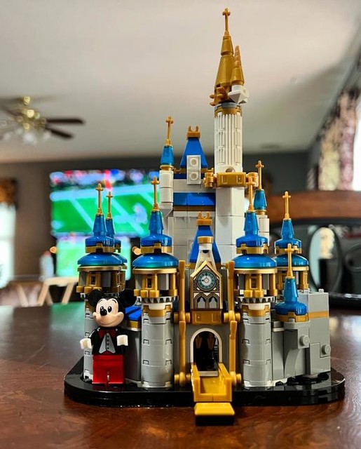 Mini Disney Castle 40478 | Disney™ | Buy online at the Official