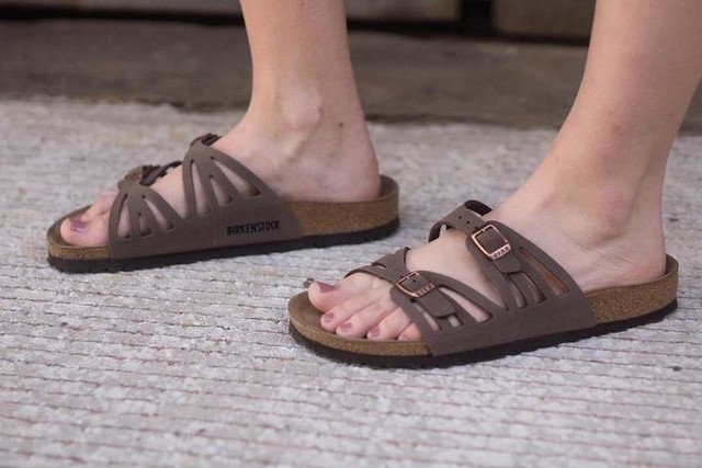 Granada/グラナダ」（ビルコフロー ヌバック、モカ）| BIRKENSTOCK（日本）
