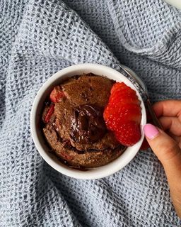 Strawberry Chocolate Baked Oats 🍓

First time trying out this baked oats combo and I am I big fan 🤤 for a chocolatey taste but keeping on the healthier side I used some cacao powder from hollandandbarrett 🍫

Method ⬇️
-To a blender add 50g oats, 1 tsp baking powder, 2 tsp cacao powder, 3 tsp chia seeds, 75ml milk of choice, 1 egg, 2 tsp maple syrup & blend until smooth (add in more milk if needed)
-Stir in a handful of chopped strawberries and pour the mix into an ovenproof ramekin/dish
-Place in the oven & bake for approx 20 min or until cooked through & set in the middle
-Once out of the oven top with a little square of dark chocolate & an extra sliced strawberry 

Enjoy!🥳

#foodaccount #recipes #foodpage #foodblog #foodie #irishfoodie #bakedoats #chocolatestrawberry #chocolatestrawberrybakedoats #easybreakfast #healthybreakfast #studentbreakfast #cheapbreakfast #unimeals #studentmeals